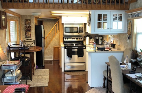Port Clinton Boat Rental | Peaceful houseboat in Port Clinton