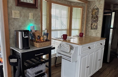 Port Clinton Boat Rental | Peaceful houseboat in Port Clinton