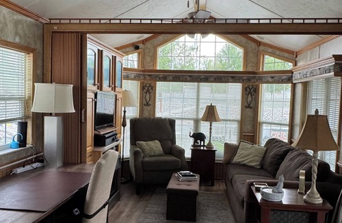 Port Clinton Boat Rental | Peaceful houseboat in Port Clinton
