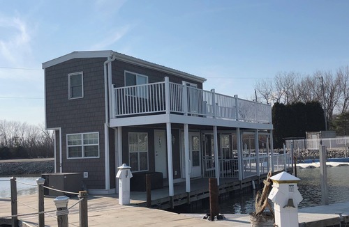 Port Clinton Boat Rental | Peaceful houseboat in Port Clinton
