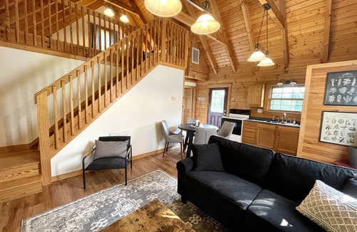 Athens Cabin | Peaceful Log Cabin on Pleasant Hill