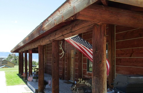 Cody House | Peaceful Logan Mountain Cabin close to Yellowstone