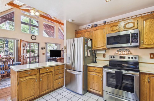 Pinetop-Lakeside Cottage | Peaceful Pinetop-lakeside Cabin w/4 Decks!
