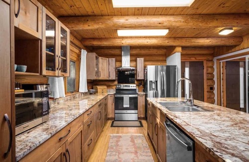 Columbia Falls House | Peaceful Relaxing Astrid Log Cabin