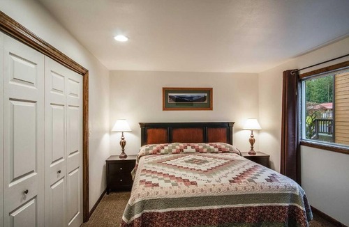Hope Apartment | Pend Oreille Shores Resort E24 condo