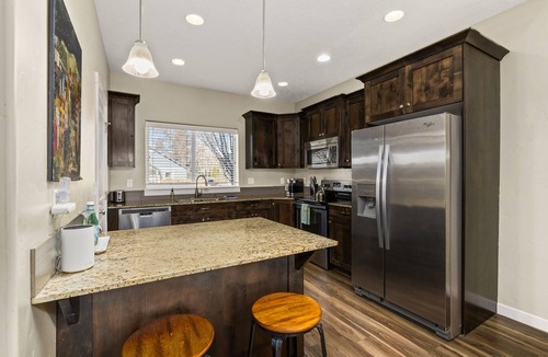 West Valley House | Perfect For Groups | Near The Village & Mall