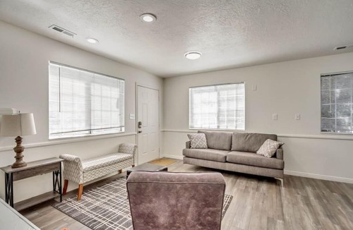 North Park House | Perfect For Large Groups - Fun 6BR with 2 Kitchens