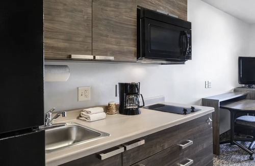 Avondale Hotel | Perfect for Travelers – Great Amenities & Location in Avondale!