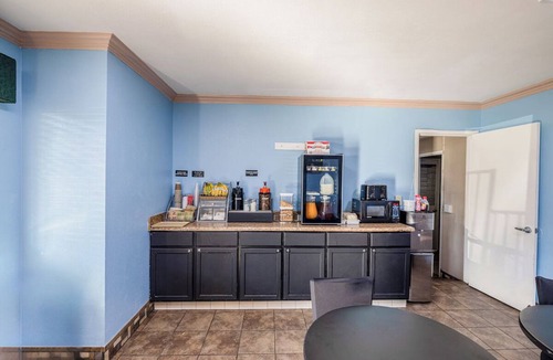 Barstow Hotel | Perfect Located Barstow One Queen Deluxe Room for History Buffs
