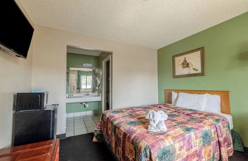 Barstow Hotel | Perfect Located Barstow One Queen Deluxe Room for History Buffs