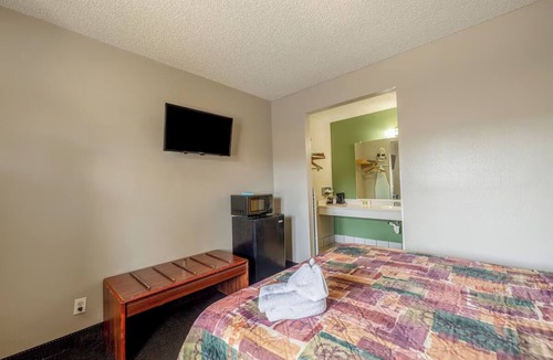 Barstow Hotel | Perfect Located Barstow One Queen Deluxe Room for History Buffs