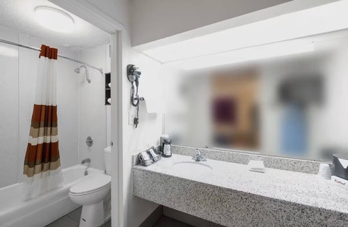 Walterboro Hotel | Perfect Stopover Spot: Room w/Private Bathroom + Flat-Screen TV in Walterboro