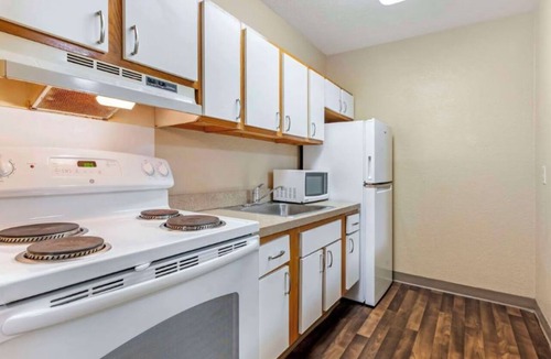 Jeffersontown Hotel | Perfectly Situated Room w/Parking – Practical Choice for Exciting Adventure