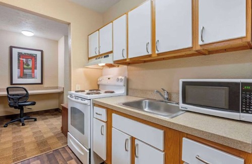 Jeffersontown Hotel | Perfectly Situated Room w/Parking – Practical Choice for Exciting Adventure