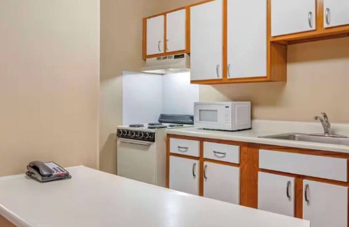 Jeffersontown Hotel | Perfectly Situated Room w/Parking – Practical Choice for Exciting Adventure