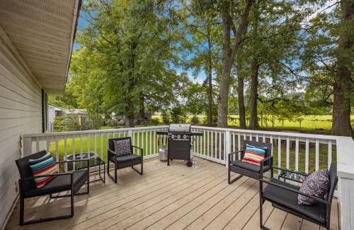 New Bern House | Pet-Friendly 3 BR Home with King Bed and Fenced Yard Near Downtown