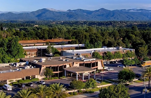 Redding Resort | Pet-Friendly Accommodations at Red Lion Hotel Redding! Free Parking & Breakfast