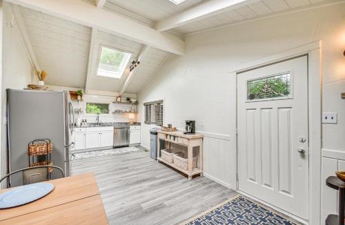 Buxton House | Pet-Friendly Buxton Home w/Balcony, 2 Mi to Beach