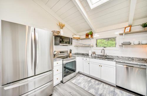 Buxton House | Pet-Friendly Buxton Home w/Balcony, 2 Mi to Beach