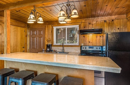 Bass Lake Hotel | Pet-Friendly Chalet with Breakfast (Select Stays) Near Bass Lake & Scenic Trails