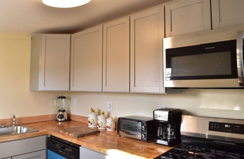 Snug Harbor Cottage | Pet friendly cottage in Snug Harbor, South Kingstown - Perfect family getaway!