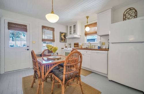 Thunderbolt House | Pet Friendly Cottage In Thunderbolt w/Parking + Large Yard by Lucky Savannah