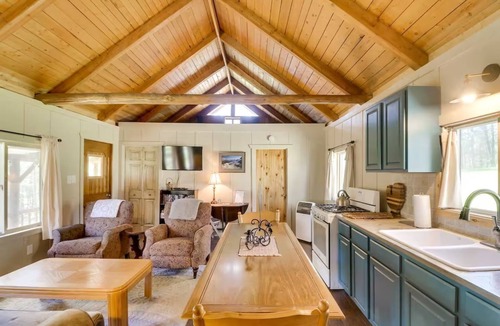 Rexford Cottage | Pet-Friendly Cottage w/Hot Tub Lake Koocanusa
