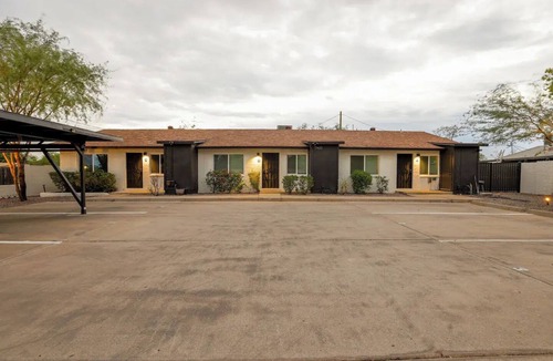 Paradise Valley Village Villa | Pet Friendly Cozy Villa w/Private Backyardnn