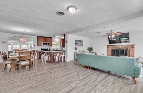 Bayview House | Pet Friendly Family Getaway + 1 Block from Beach + Game Room + Fenced Yard