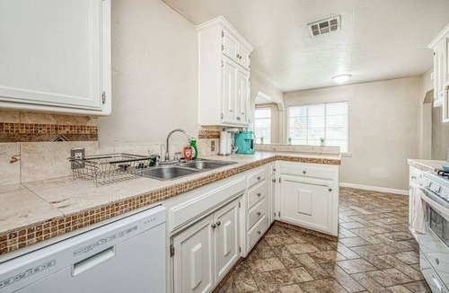 Raisin House | Pet Friendly Gem near Fresno State Airport