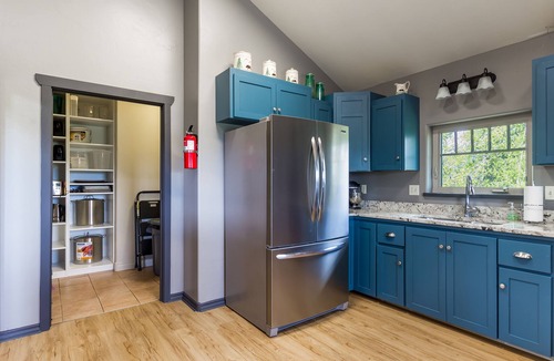 Island Park Cabin | Pet Friendly Home! Bear Den Bundle-12Br-10Ba-Sleeps 42-BBQ-FirePit-Hot tub-20m 2 YNP-Mountainviews