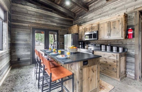 Last Chance House | Pet Friendly Home! Pheasant Tail Villa | Cozy Cabin | World-Class Fishing | Fire Pit | BBQ