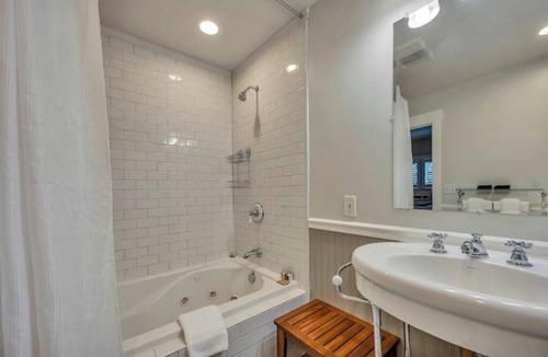Calistoga Hotel | Pet-Friendly King Retreat w/Private Porch. Walk to Best Calistoga Restaurants