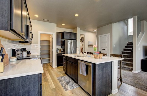 Meridian House | Pet Friendly Modern Home | King Bed | Near Freeway, Parks & Scheels | Meridian