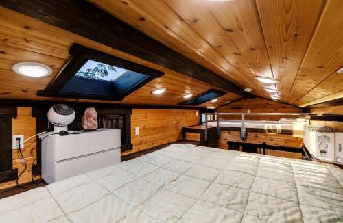 Apple Valley House | Pet-Friendly Modern Tiny Home with Red Rock Views & Private Deck Near Zion National Park, Apple Valley Utah