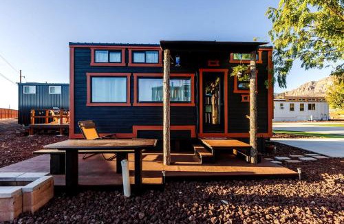 Apple Valley House | Pet-Friendly Modern Tiny Home with Red Rock Views & Private Deck Near Zion National Park, Apple Valley Utah