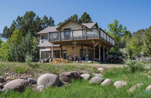 Durango House | Pet Friendly Rustic Cabin on the Animas River - 6 Min. to Downtown Durango