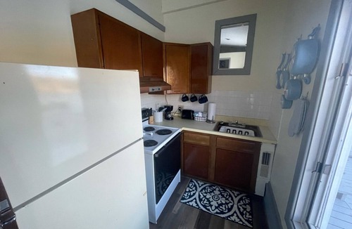 Albany Cottage | Pet Friendly Vacation Rental w/hot tub on 6-Acre Lake near Hocking Hills