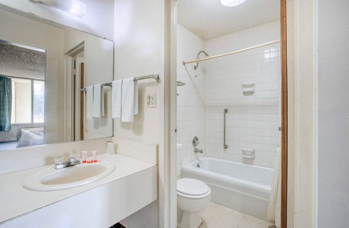 Templeton Apartment | Petersburg VA | King Bed|Smoking