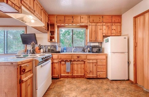 Middletown Cabin | Petite Chalet with deck near Loch Lomond!