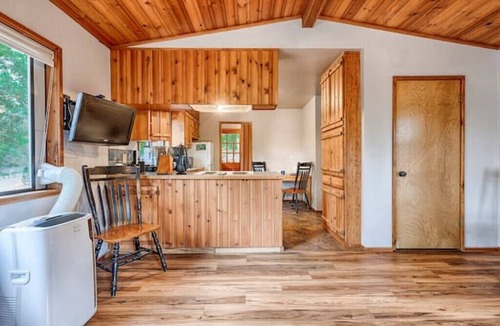 Middletown Cabin | Petite Chalet with deck near Loch Lomond!