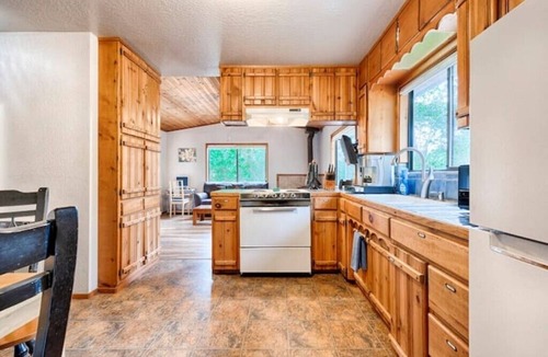 Middletown Cabin | Petite Chalet with deck near Loch Lomond!
