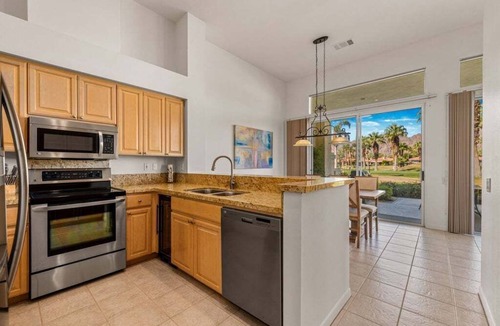 La Quinta Condo | PGA West | Panoramic Golf Course & Mountain Views | Pet-Friendly Gated Courtyard