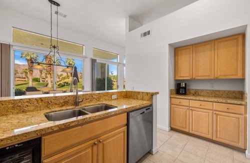 La Quinta Condo | PGA West | Panoramic Golf Course & Mountain Views | Pet-Friendly Gated Courtyard