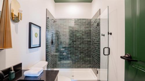 Covington Apartment | Pickle Factory Hotel - 2BR Near Stadiums & Downtown