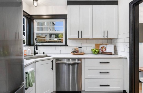 Arnada House | Picture Perfect Bungalow in the ❤ of DT Vancouver!