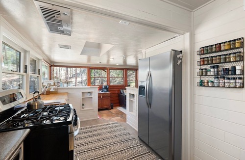 Mountain Club Cabin | Pines near Courthouse/3 King Bedrooms/fully fenced yard