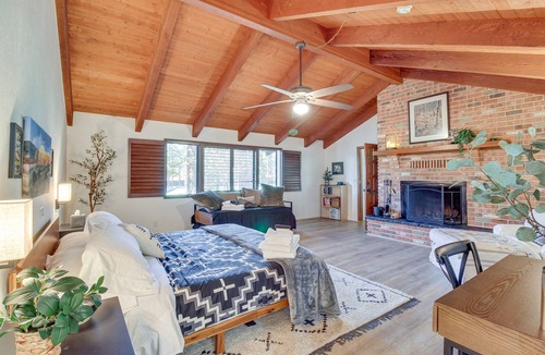 Pinetop Cottage | Pinetop Cabin w/ 2 Fireplaces & Hot Tub!