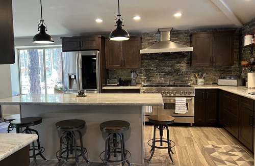 Pinetop Cabin | Pinetop Forest Retreat Luxe Cabin with Spa & Game Room