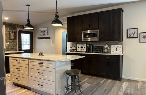 Pinetop Cabin | Pinetop Forest Retreat Luxe Cabin with Spa & Game Room
